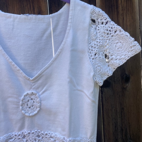 Vintage white v neck with crochet accents 🐚 - Picture 2 of 4